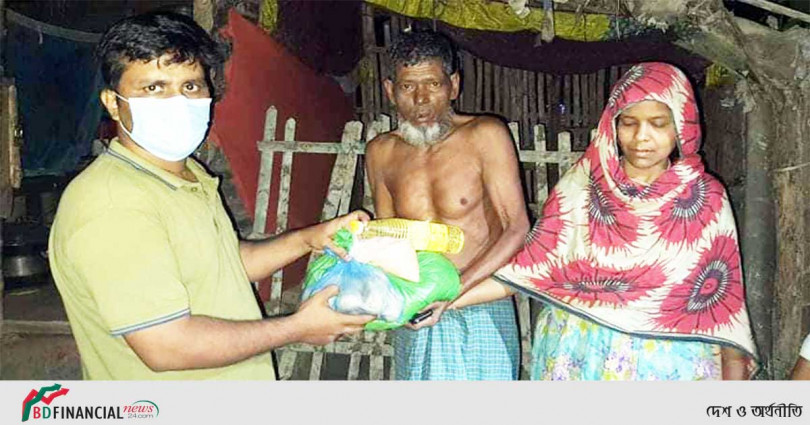 কাঠালিয়ায় শ্রমজীবীর বাড়িতে গিয়ে গভীররাতে খাদ্য দ্রব্য দিলেন ইউএনও