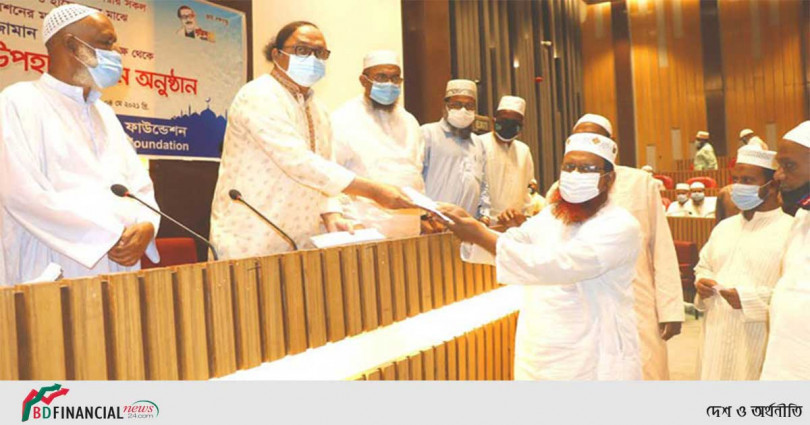 রাজশাহী মহানগরের সব মসজিদের খতিব-ইমাম-মুয়াজ্জিনদের ঈদ ভাতা দিলেন মেয়র লিটন