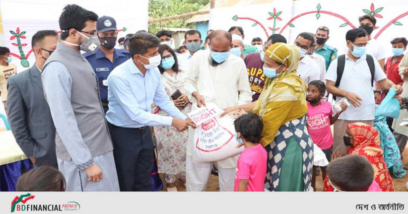 কর্মহীন ও সুবিধাবঞ্চিত মানুষের মাঝে খাদ্যসামগ্রী বিতরণ করলেন ঢাকার জেলা প্রশাসক