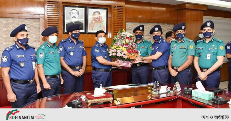 অতিরিক্ত ডিআইজি পদে পদোন্নতিপ্রাপ্ত কর্মকর্তাদের র‌্যাংক ব্যাজ পরালেন আইজিপি