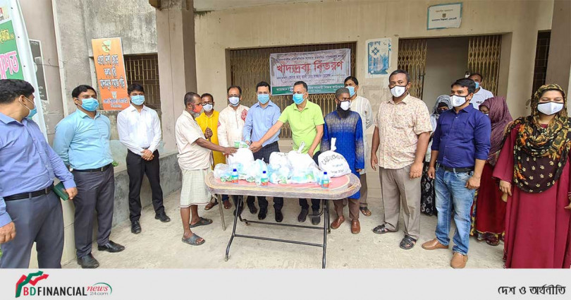 পিরোজপুরে করোনায় কর্মহীন ব্যক্তিদের মাঝে খাদ্য বিতরণ