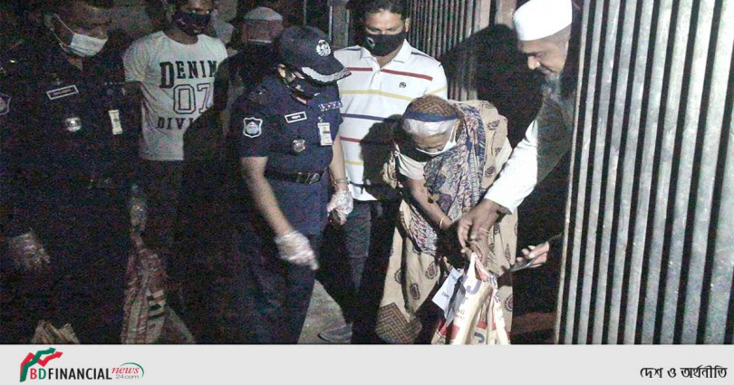 গোপালগঞ্জে বাড়ি বাড়ি গিয়ে খাদ্য সহায়তা দিলেন পুলিশ সুপার