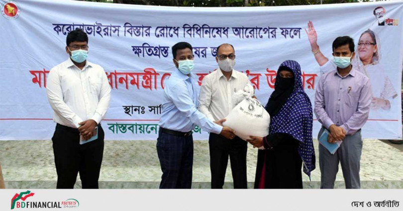 প্রধানমন্ত্রীর উপহার বিতরণ করলেন বরগুনা জেলা প্রশাসক