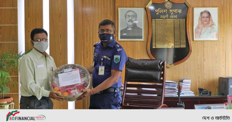 সাংবাদিকদের নওগাঁ জেলা পুলিশের পক্ষ থেকে শুভেচ্ছা উপহার প্রদান