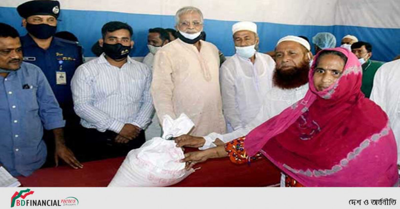 ধুনটে প্রধানমন্ত্রীর উপহারের খাদ্য সামগ্রী বিতরণ