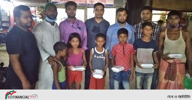 নিজ জন্মদিনে অসহায় পথ শিশুদের মাঝে খাবার বিতরন করলেন সাংবাদিক শাকিল