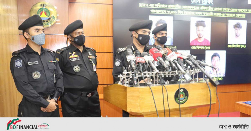 বেদের বেশে কড়ি তাবিজের আড়ালে ইয়াবা নিয়ে ঢাকায়