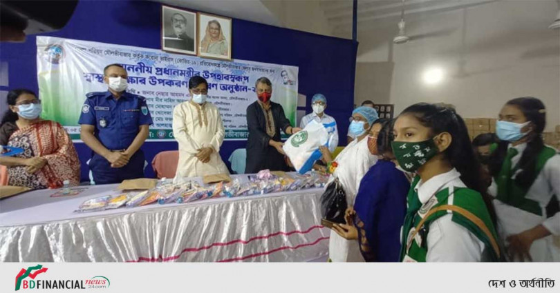 মৌলভীবাজারে জেলা পরিষদের স্বাস্থ্য সুরক্ষা সামগ্রী বিতরণ