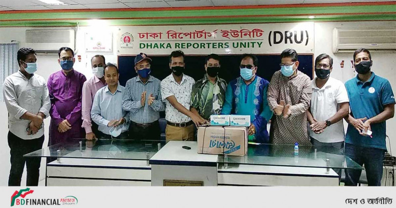 ডিআরইউ’র সদস্যদের স্বাস্থ্য সুরক্ষা সামগ্রী উপহার দিয়েছে স্বেচ্ছাসেবক লীগ