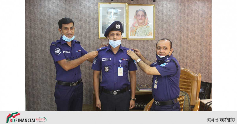 পদোন্নতিপ্রাপ্ত সহকর্মীকে র্যাংক ব্যাজ পরিয়ে দিলেন শরীয়তপুর পুলিশ সুপার