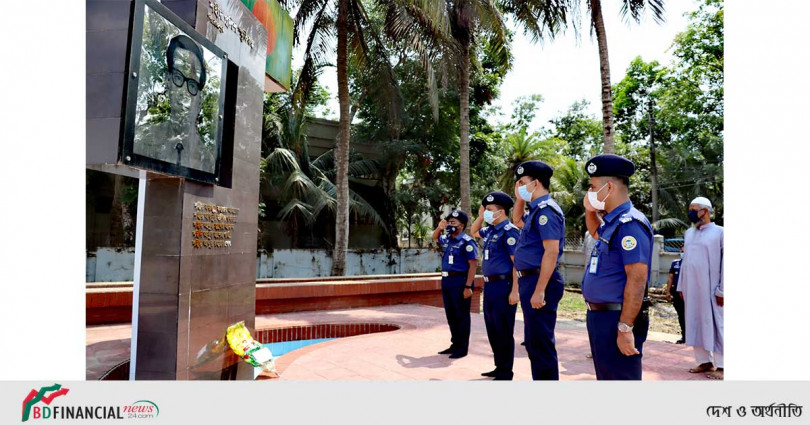 শহীদ মুক্তিযোদ্ধা ফয়জুর রহমান আহমেদের ৫০তম মৃত্যুবার্ষিকীতে পিরোজপুর পুলিশের শ্রদ্ধাঞ্জলি