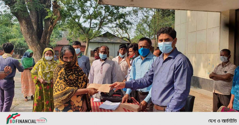 হোটেল শ্রমিকদের সহায়তা দিলো রংপুর জেলা প্রশাসন