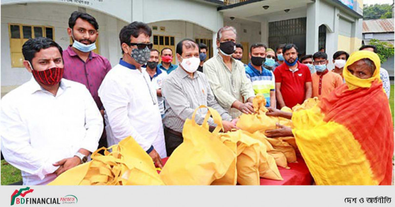 বগুড়ায় অসহায় মানুষের মাঝে ইফতার সামগ্রী বিতরণ