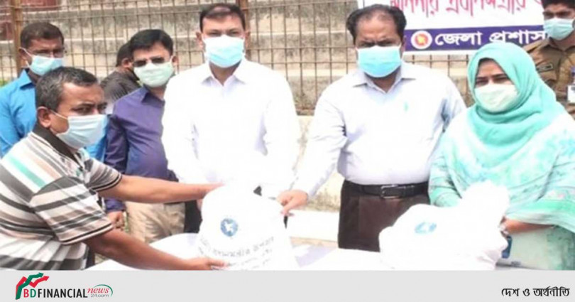 কুষ্টিয়ায় প্রধানমন্ত্রীর করোনাকালীন ত্রাণ পেলেন পরিবহন শ্রমিকরা