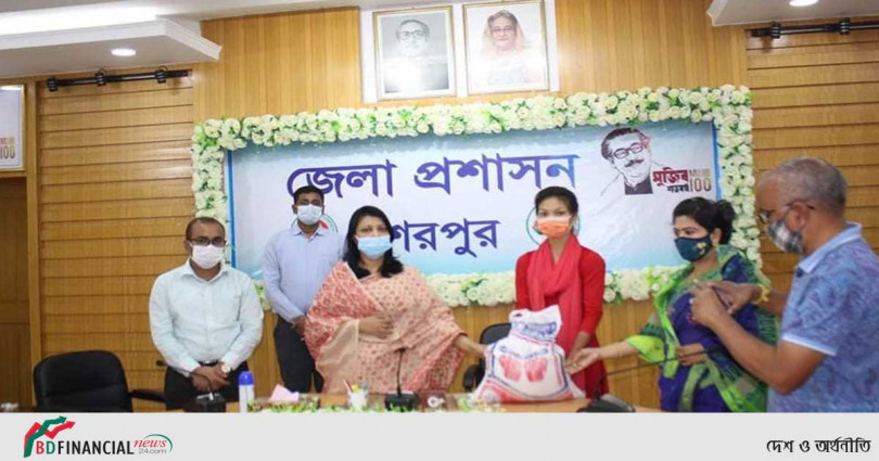 প্রধানমন্ত্রীর উপহার বিতরণ করলেন শেরপুরের জেলা প্রশাসক