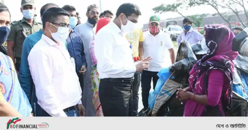 নারায়ণগঞ্জে বেদে পল্লীতে ত্রাণ বিতরণ করলেন জেলা প্রশাসক