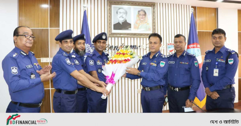 র্যাংক ব্যাজ পরানো হলে খুলনা রেঞ্জের পদোন্নতিপ্রাপ্ত পুলিশ কর্মকর্তাদের