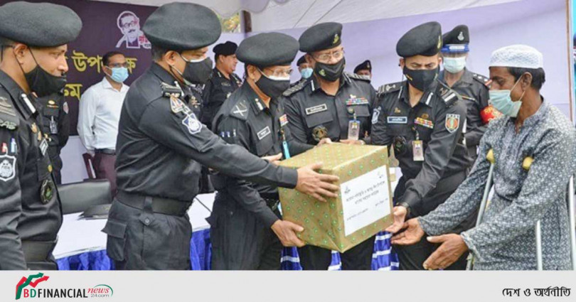 অসহায় দুস্থদের মাঝে খাদ্যসামগ্রী বিতরণ করেছে র‌্যাব