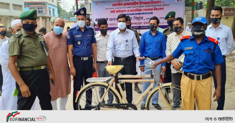 গ্রাম পুলিশদের বাইসাইকেল ও নতুন পোশাক বিতরণ করলেন নারায়ণগঞ্জের জেলা প্রশাসক