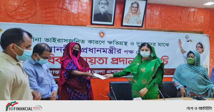 প্রধানমন্ত্রীর উপহার বিতরণ করলেন হবিগঞ্জের জেলা প্রশাসক