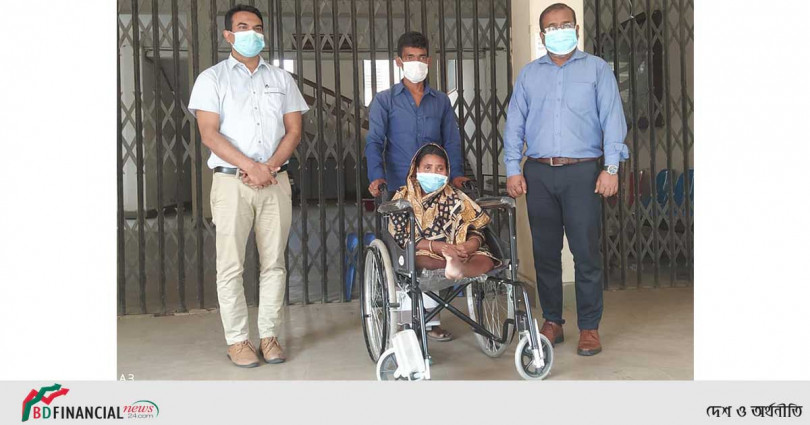 প্রতিবন্ধী নারীকে হুইল চেয়ার উপহার দিলেন দিনাজপুরের জেলা প্রশাসক