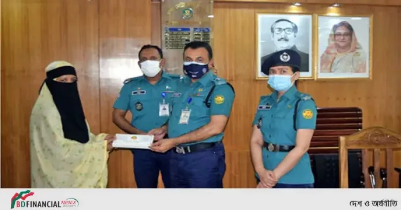 করোনাযুদ্ধে শহীদ দুই পুলিশ সদস্যের পরিবারকে আর্থিক অনুদান দিয়েছে ডিএমপি