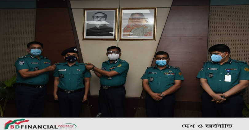 পদোন্নতিপ্রাপ্ত কর্মকর্তাদের র্যাংকব্যাজ পরিয়ে দিলেন ডিএমপি কমিশনার