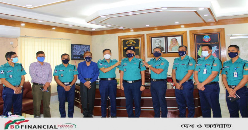 অতিরিক্ত পুলিশ সুপার পদে পদোন্নতিপ্রাপ্ত সহকর্মীকে ফুলেল শুভেচ্ছা জানালেন রংপুর মেট্রোপলিটন পুলিশ কমিশনার