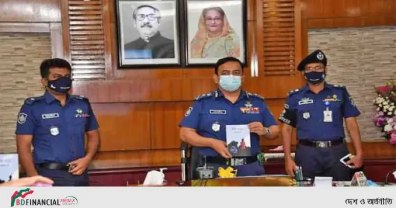 ৩ টি বইয়ের মোড়ক উম্মোচন করলেন আইজিপি