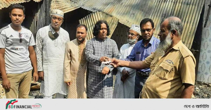 অগ্নিকান্ডে ক্ষতিগ্রস্ত পরিবারের পাশে বাংলাবাজার প্রেসক্লাবের আর্থিক অনুদান প্রদান
