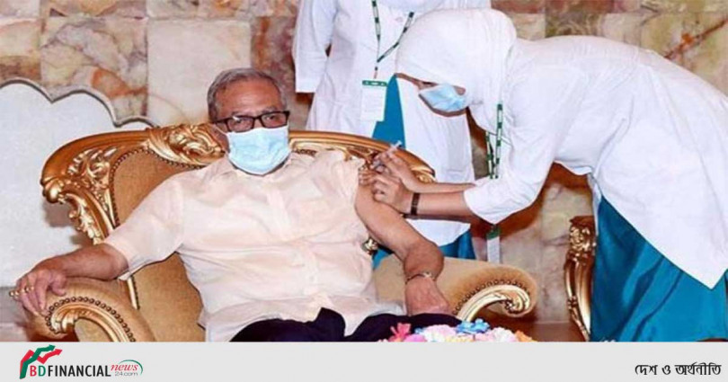 করোনা টিকার দ্বিতীয় ডোজ নিলেন রাষ্ট্রপতি