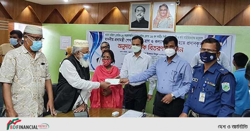 নাটোরে প্রধানমন্ত্রীর কল্যাণ তহবিলের চেক বিতরণ করলেন জেলা প্রশাসক