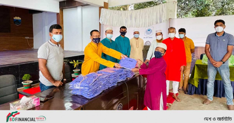 এতিমদের মাঝে ইফতার ও ঈদ উপহার বিতরণ করলেন সিরাজগঞ্জের পুলিশ সুপার