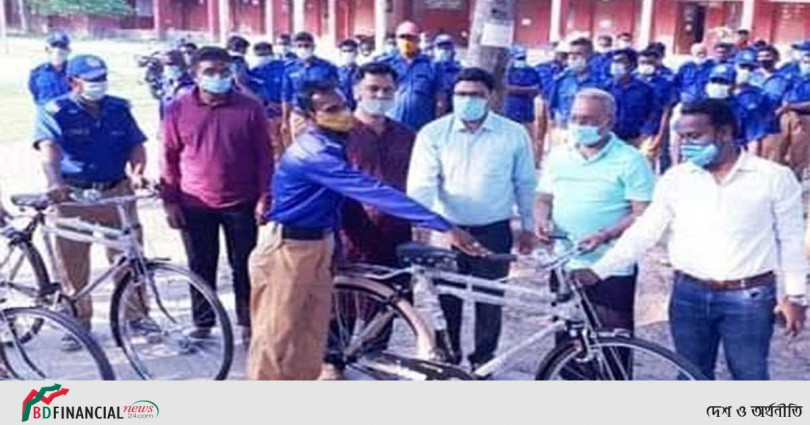 দ্রুত জনসেবার জন্য ফরিদপুরের বোয়ালমারীতে গ্রাম পুলিশের মাঝে সাইকেল ও পোশাক বিতরণ