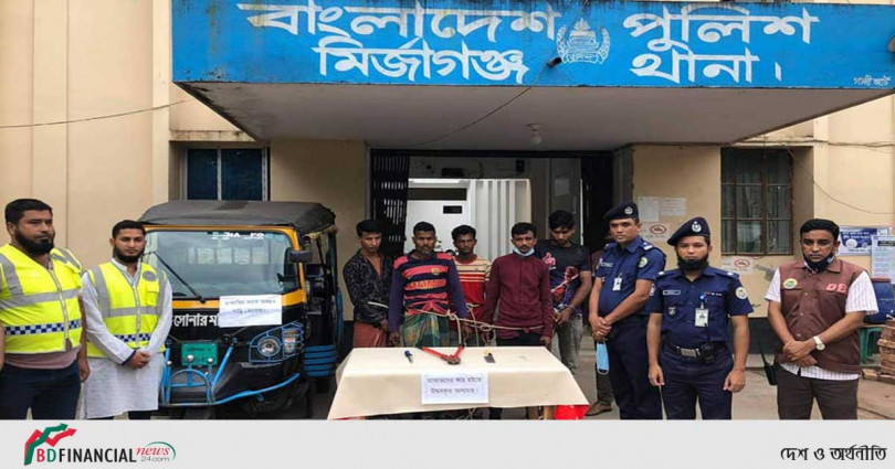 পটুয়াখালীর মির্জাগঞ্জে যাত্রী সেজে অভিনব কায়দায় ডাকাতির প্রাক্কালে পুলিশের জালে আটক ৫