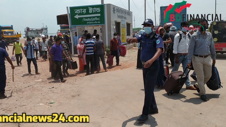 যাত্রীদের ভিড়ে ফেরিতে যানবাহন উঠার সুযোগই পাচ্ছে না শিমুলিয়া ফেরি ঘাটে
