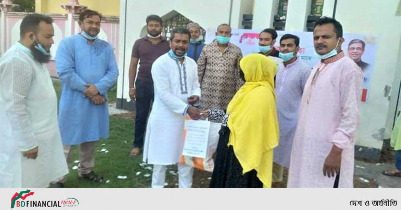 মাদারীপুর জেলা যুবলীগ তিন শতাধিক দুঃস্থ পরিবারকে ঈদ সামগ্রী দিলেন