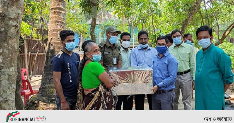 বীরাঙ্গনা মায়া রানীকে ঘর দিচ্ছেন ফরিদপুর ডিসি