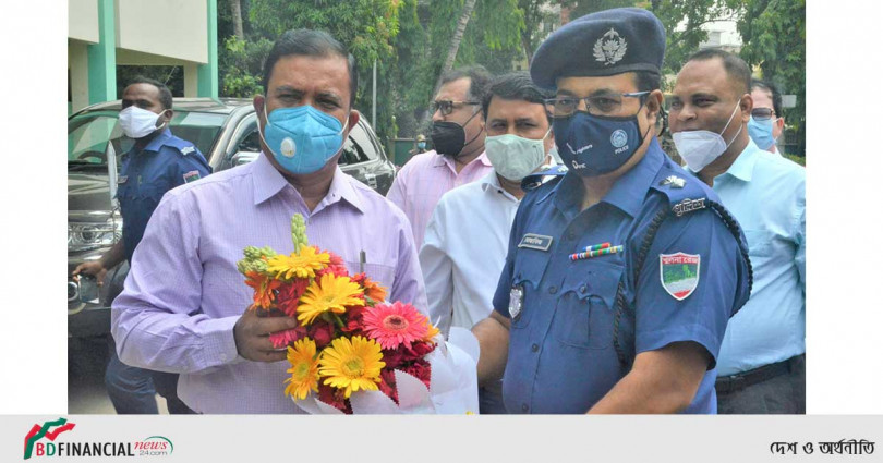 জনপ্রশাসন মন্ত্রণালয়ের সিনিয়র সচিবকে ফুলেল শুভেচ্ছা জানালেন সাতক্ষীরার পুলিশ সুপার