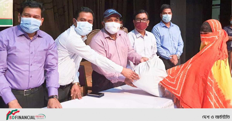সিরাজগঞ্জে ত্রাণ পেলো ৩০০ জন ট্রাক-কাভার্ড ভ্যান ও মোটর শ্রমিক