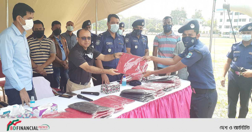 শরীয়তপুর জেলা পুলিশের সকল সদস্যের মাঝে শুভেচ্ছা ও ঈদ উপহার প্রদান করলেন পুলিশ সুপার
