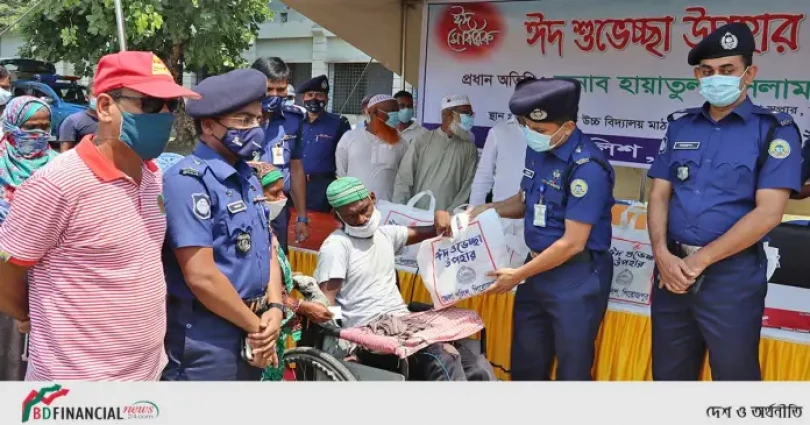 পিরোজপুরে জেলা পুলিশের উদ্যোগে অসহায় ও কর্মহীনদের মাঝে ঈদ সামগ্রী বিতরণ