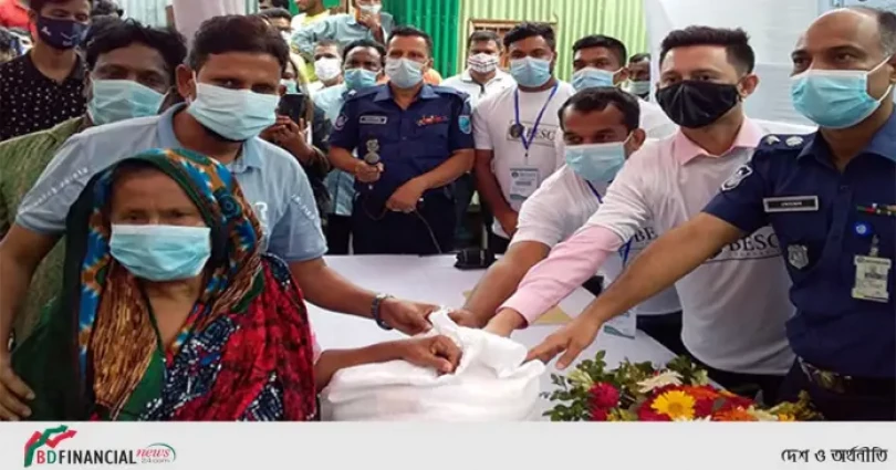 মুন্সীগঞ্জে বেদে পরিবারের মাঝে ঈদ উপহার বিতরণ করলেন পুলিশ সুপার আব্দুল মোমেন