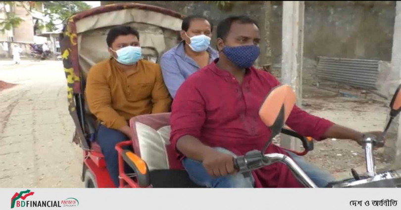 রিকশা চালিয়ে হৃদয় জয় করলেন নাট্যকর্মী মনসুর