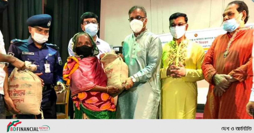 ময়মনসিংহে করোনা ভাইরাসে ক্ষতিগ্রস্ত ৬০০ জন দরিদ্র পেল প্রধানমন্ত্রীর উপহার