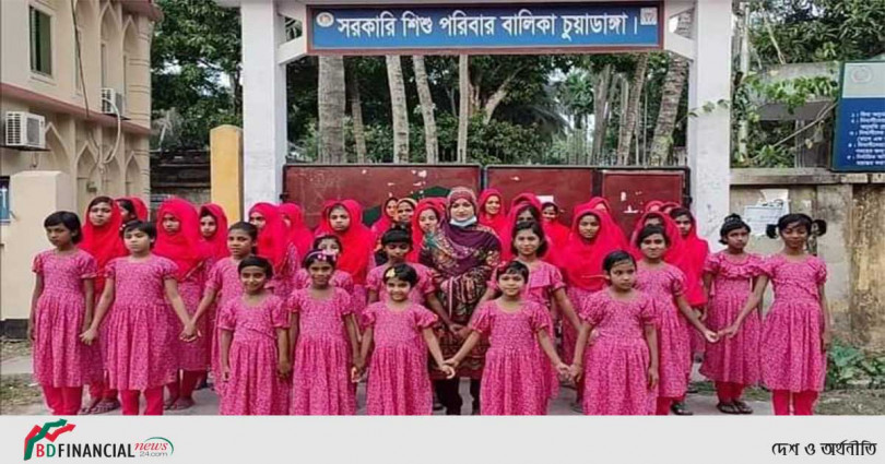 ৬৩ শিশুকে ঈদের নতুন পোষাক উপহার দিলেন চুয়াডাঙ্গার পুলিশ সুপার