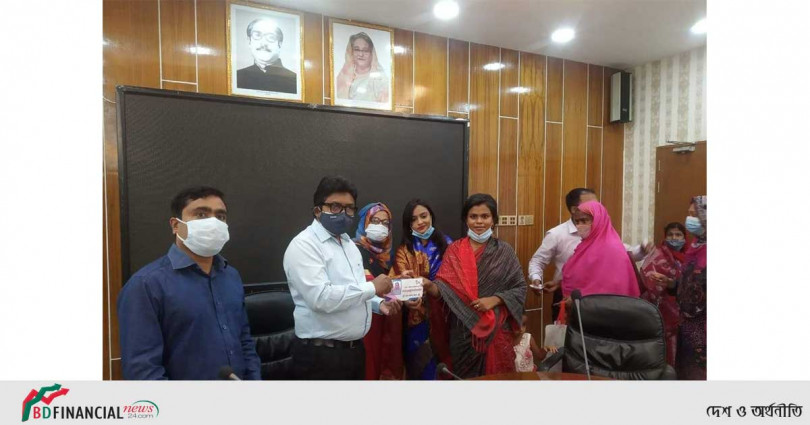 বগুড়ায় ১০০ নিম্ন আয়ের মহিলা শ্রমিককে প্রধানমন্ত্রীর উপহার