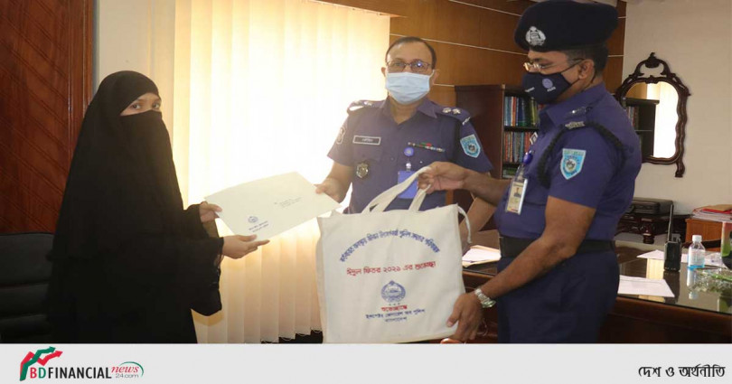 আইজিপির উপহার পৌছে দিলেন গাইবান্ধার পুলিশ সুপার