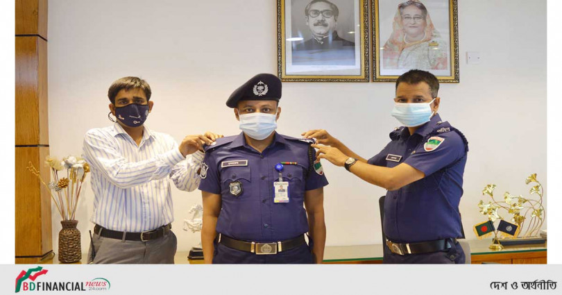 পদোন্নতিপ্রাপ্ত সহকর্মীকে র্যাংক ব্যাজ পরালেন যশোরের পুলিশ সুপার