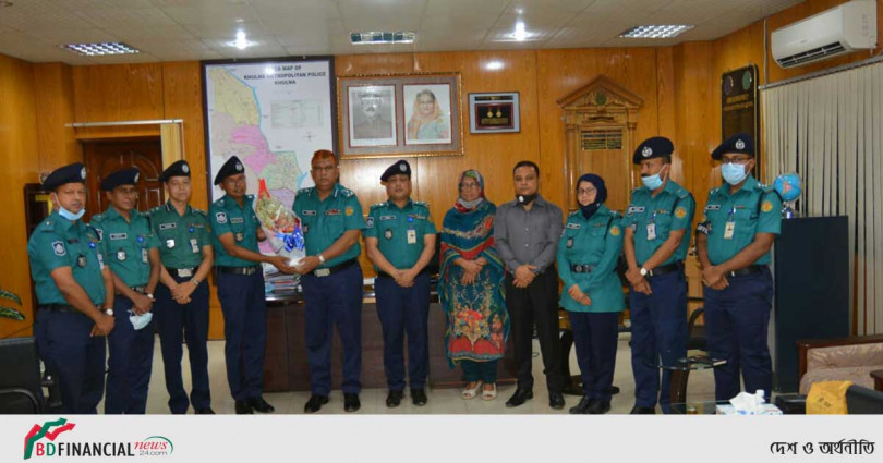 পদোন্নতিপ্রাপ্ত ডেপুটি পুলিশ কমিশনারকে শুভেচ্ছা জানালেন কেএমপি কমিশনার